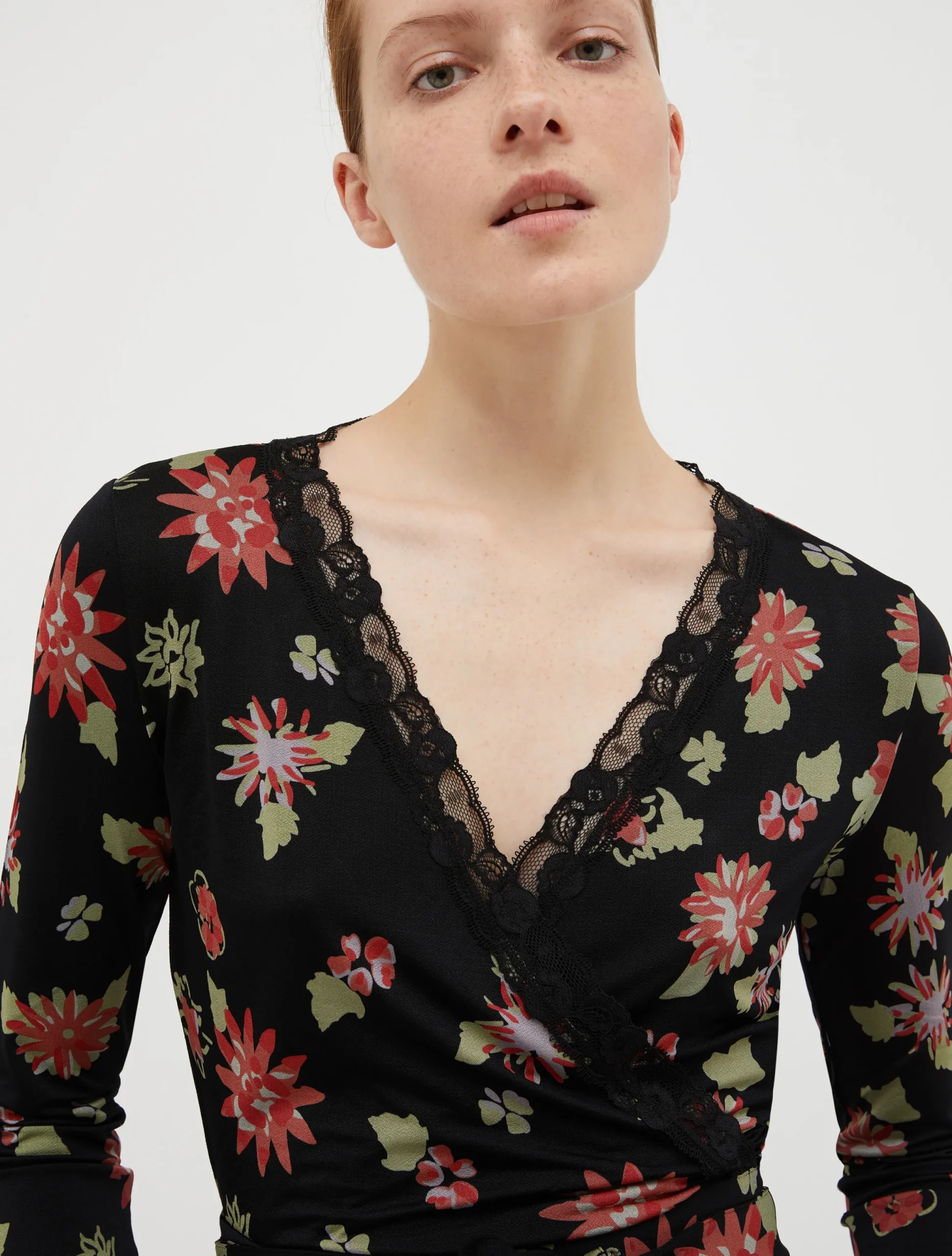 Floral print jersey top with lace edges
