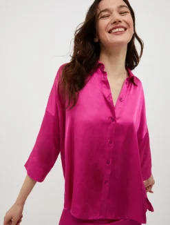 Loose-fitting satin shirt