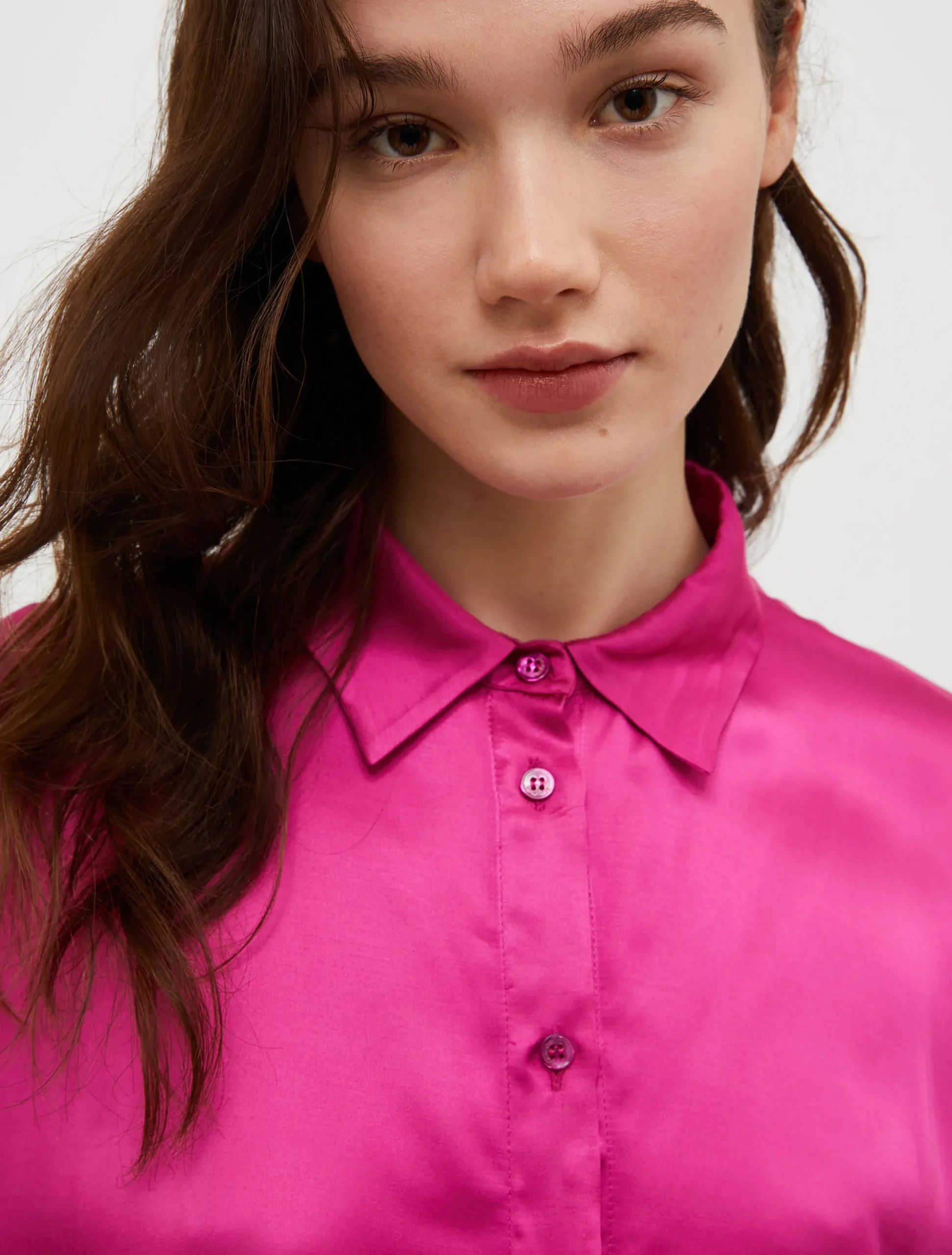 Loose-fitting satin shirt