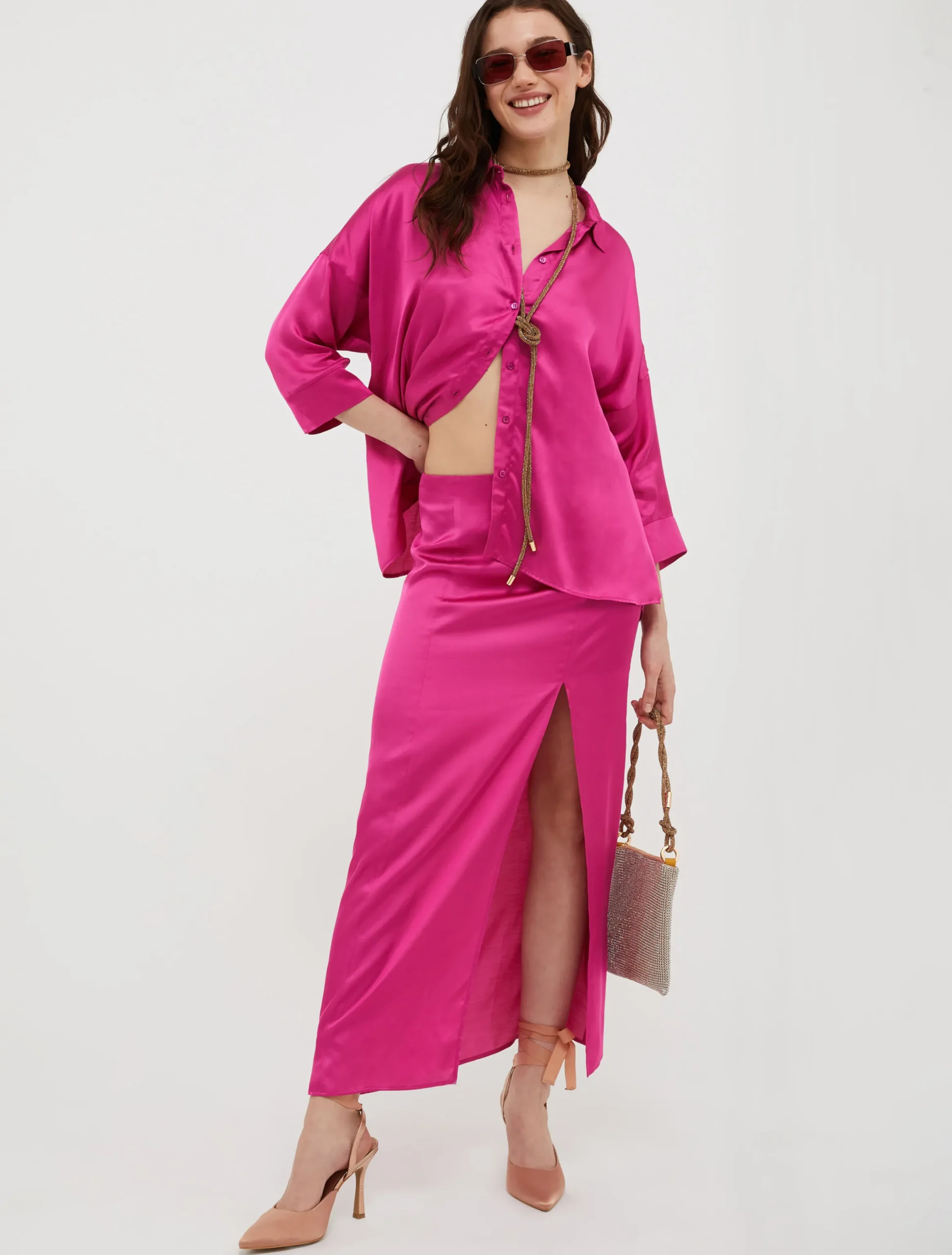 Loose-fitting satin shirt