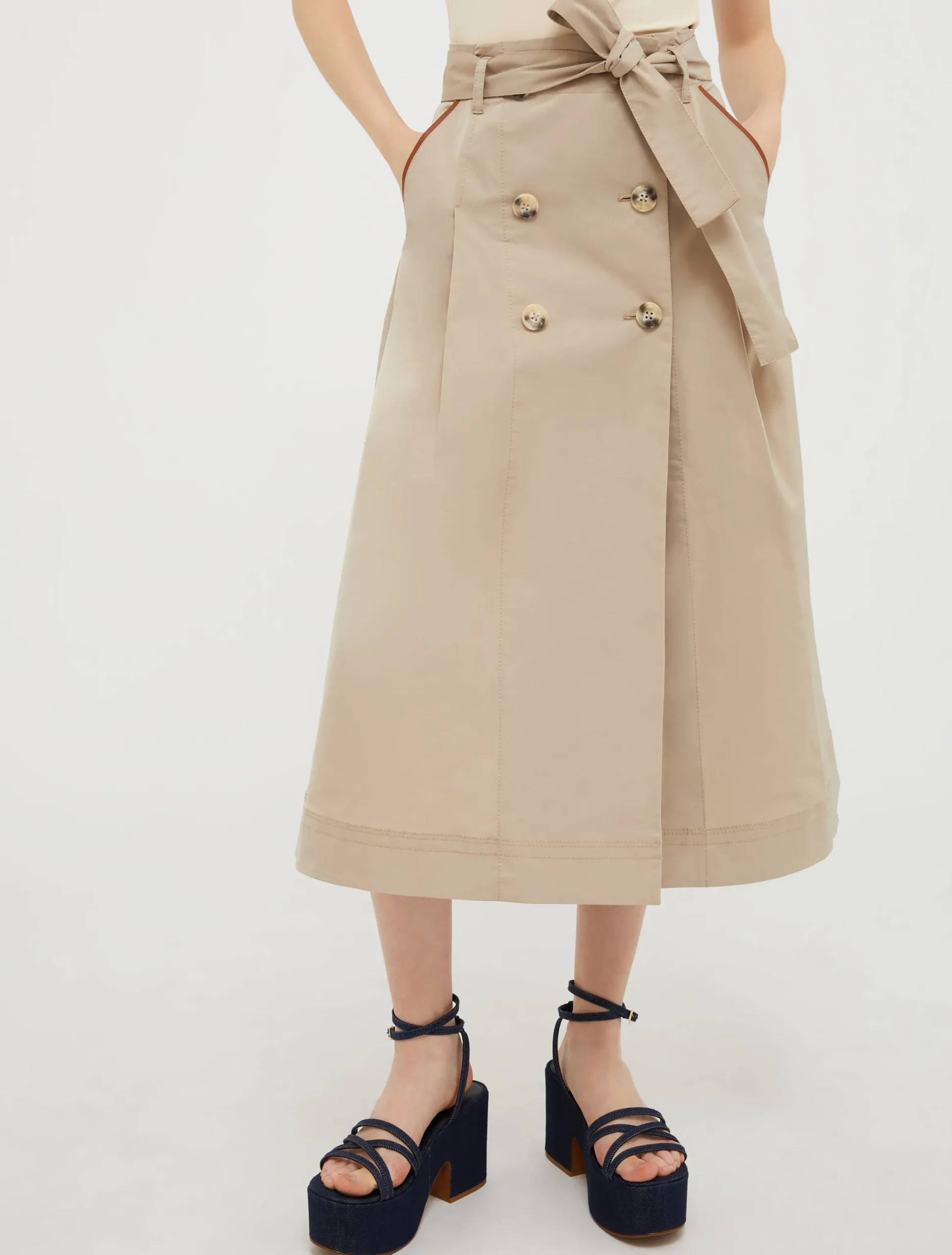 Midi-length corolla skirt from technical fabric