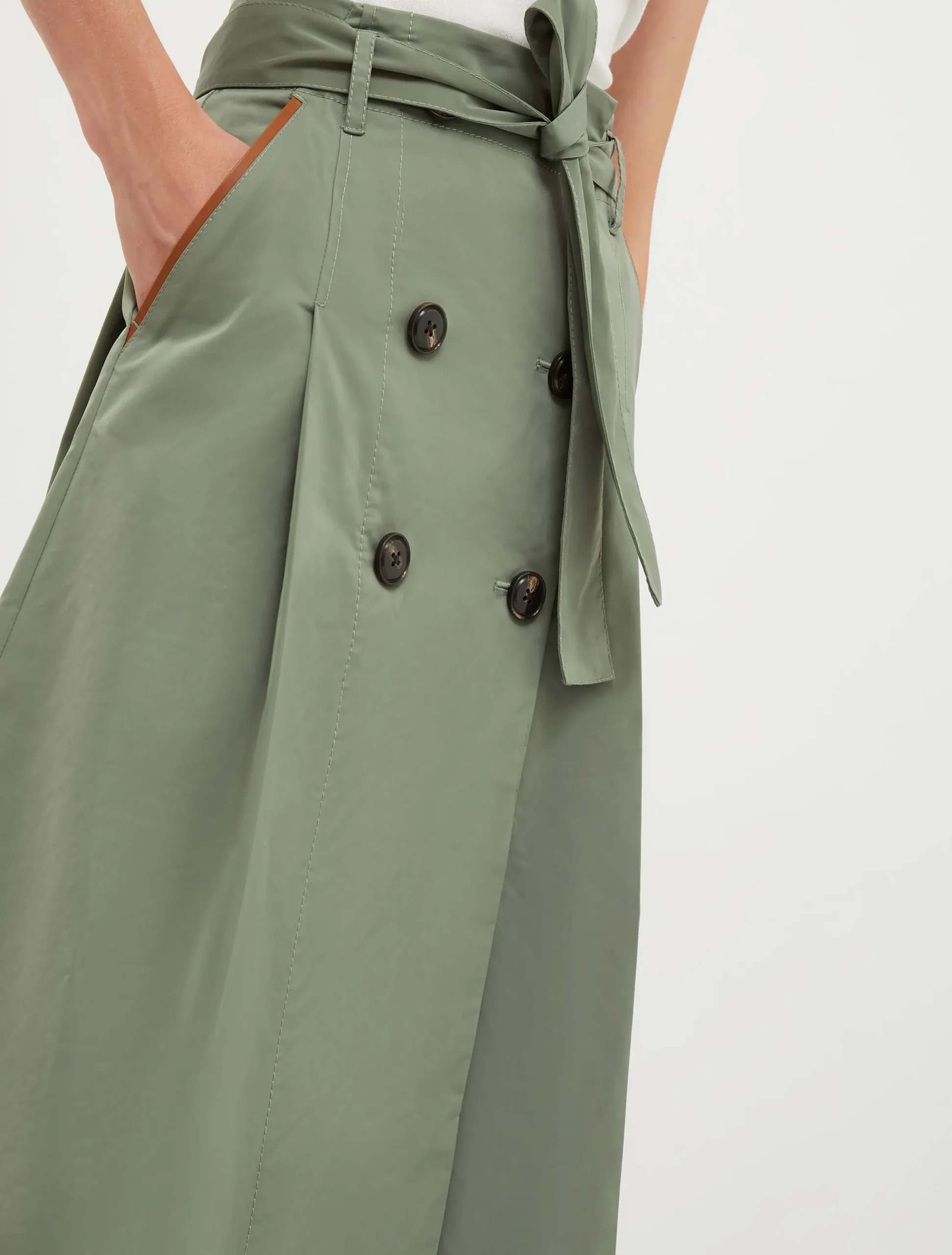 Midi-length corolla skirt from technical fabric