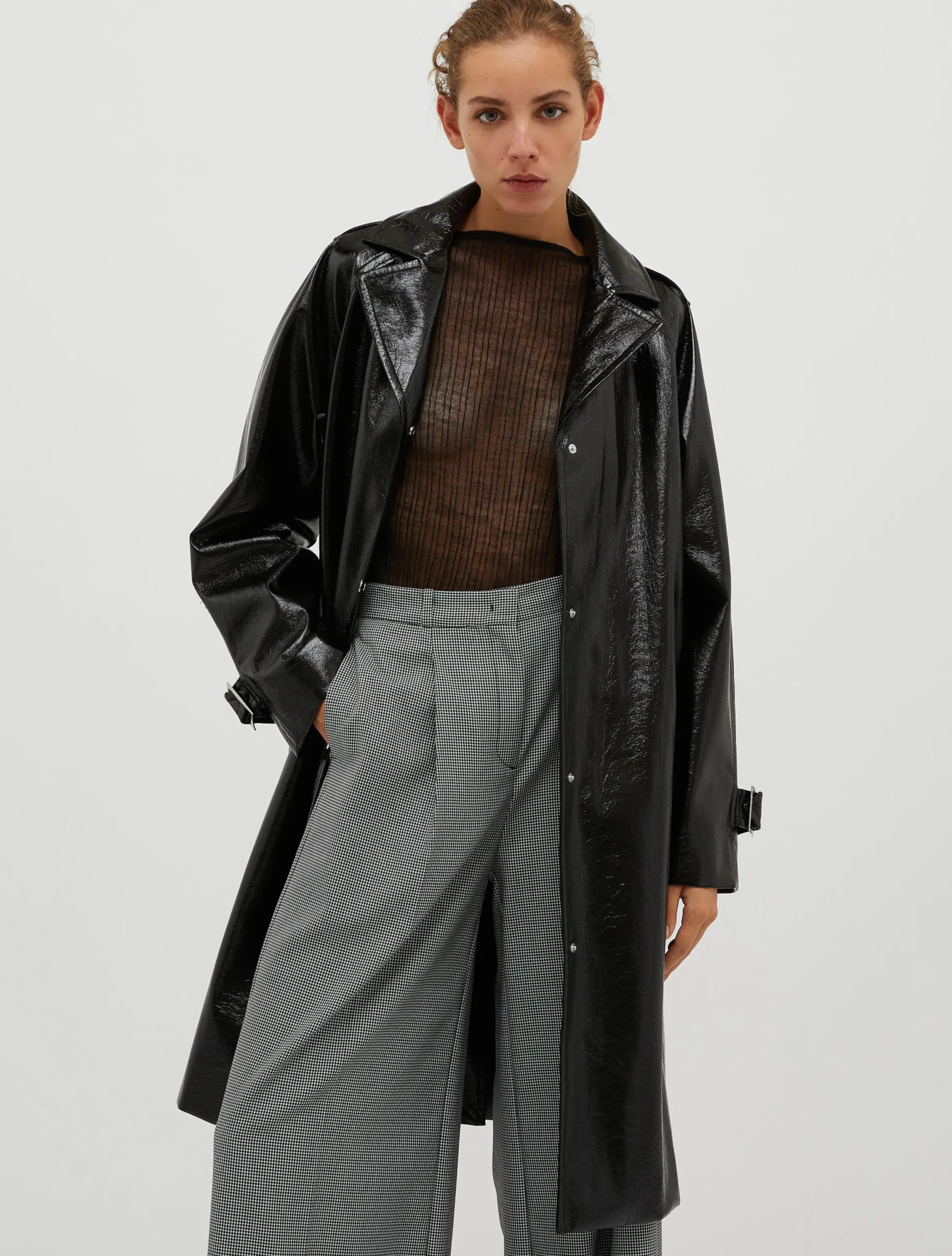 Trench coat in glossy patent leather