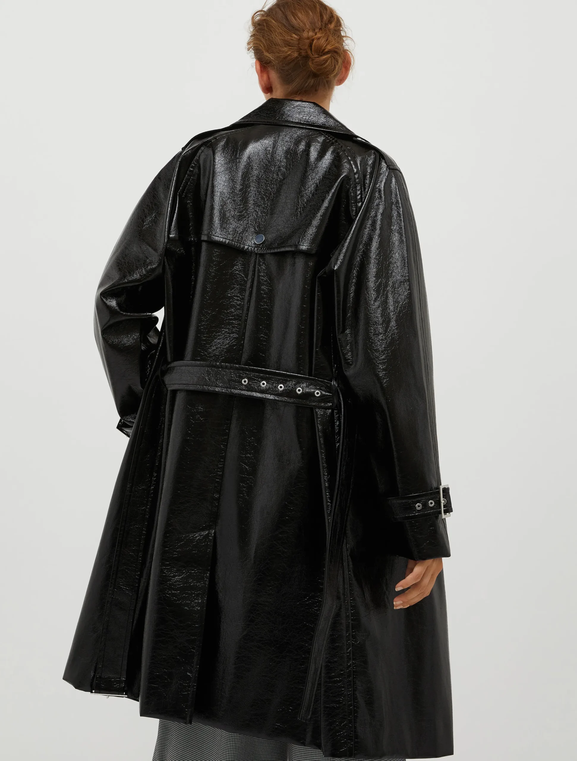 Trench coat in glossy patent leather