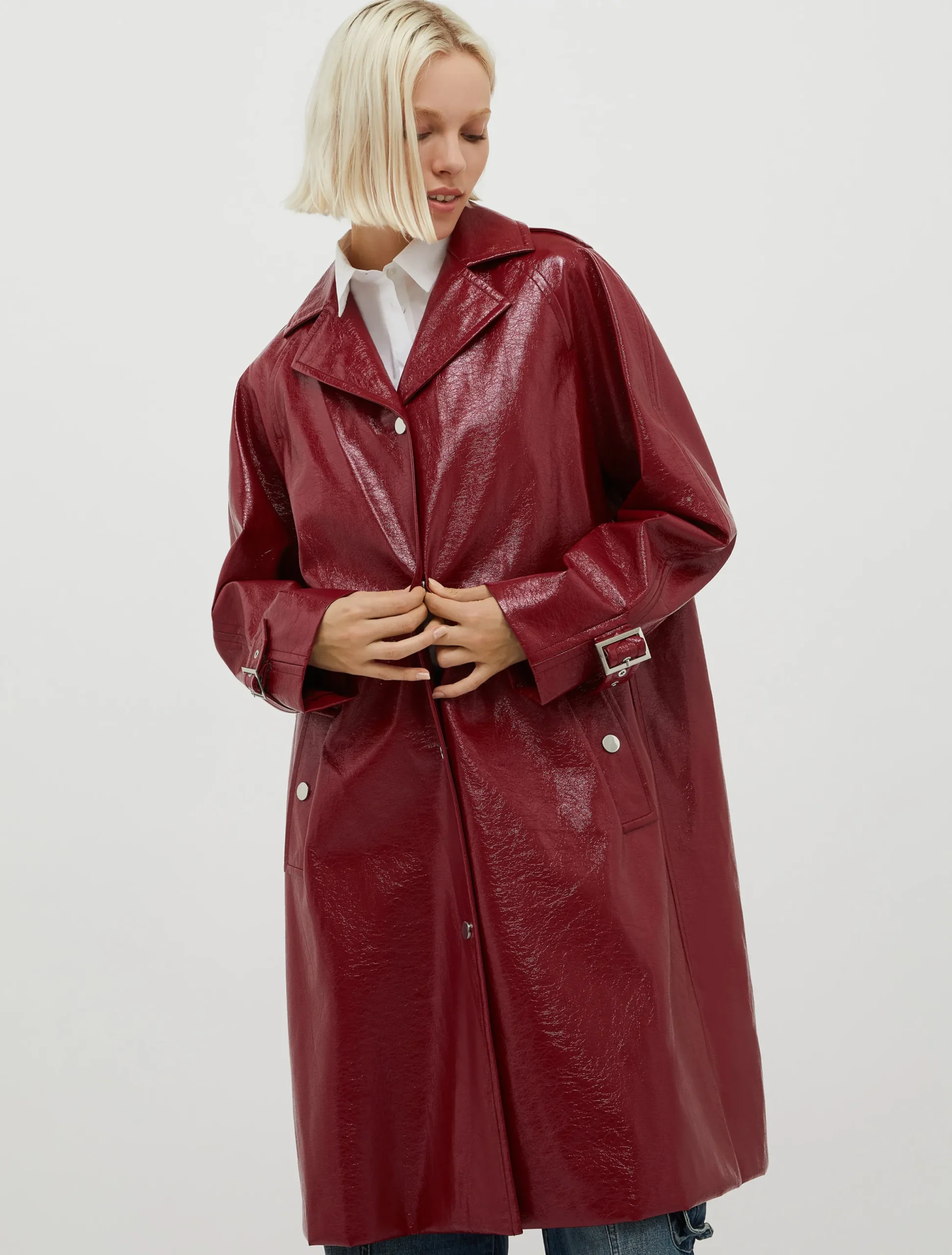 Trench coat in glossy patent leather
