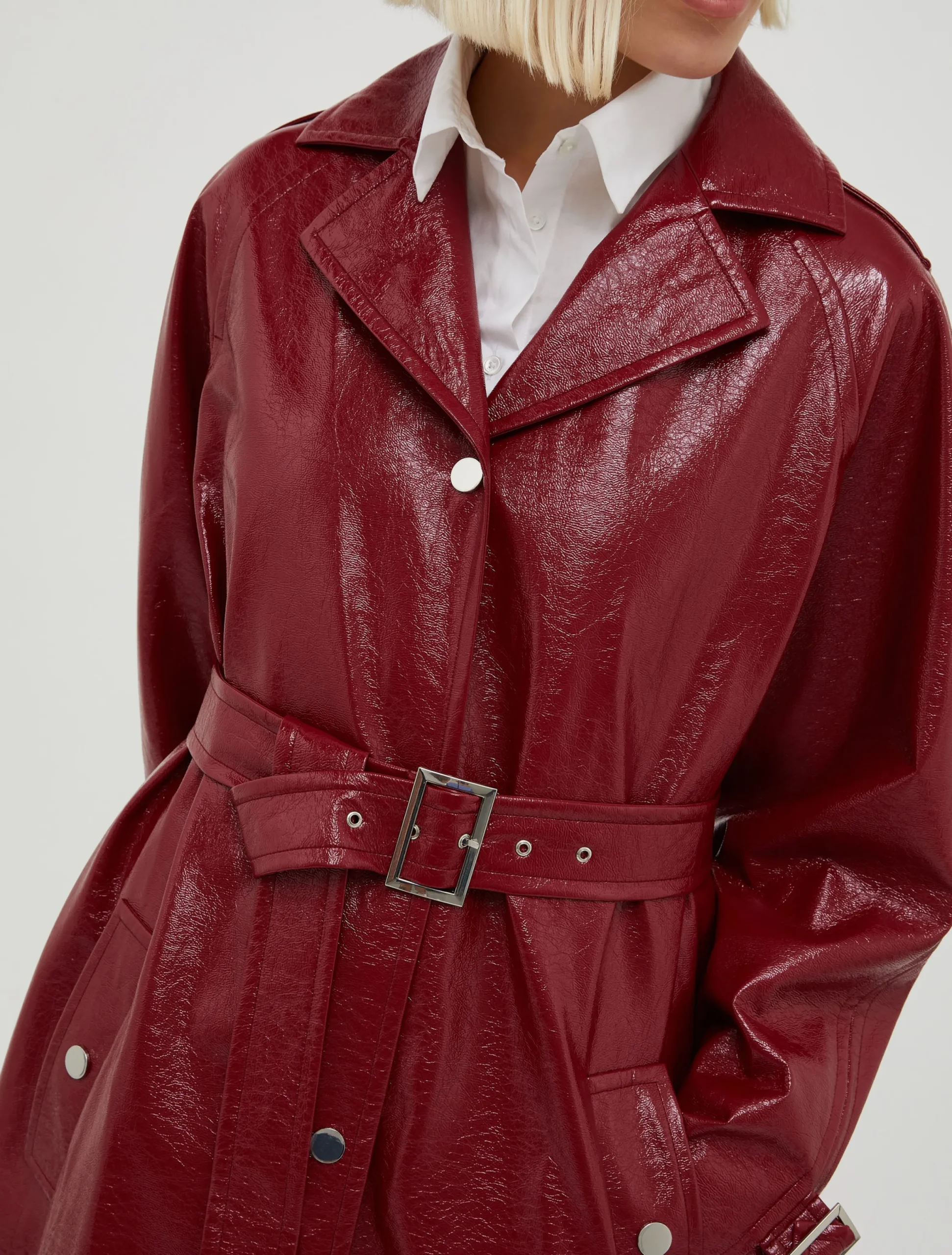 Trench coat in glossy patent leather