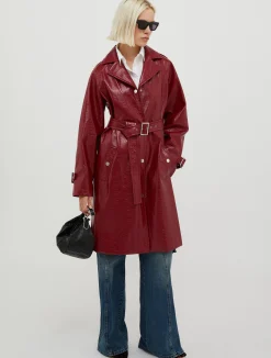 Trench coat in glossy patent leather