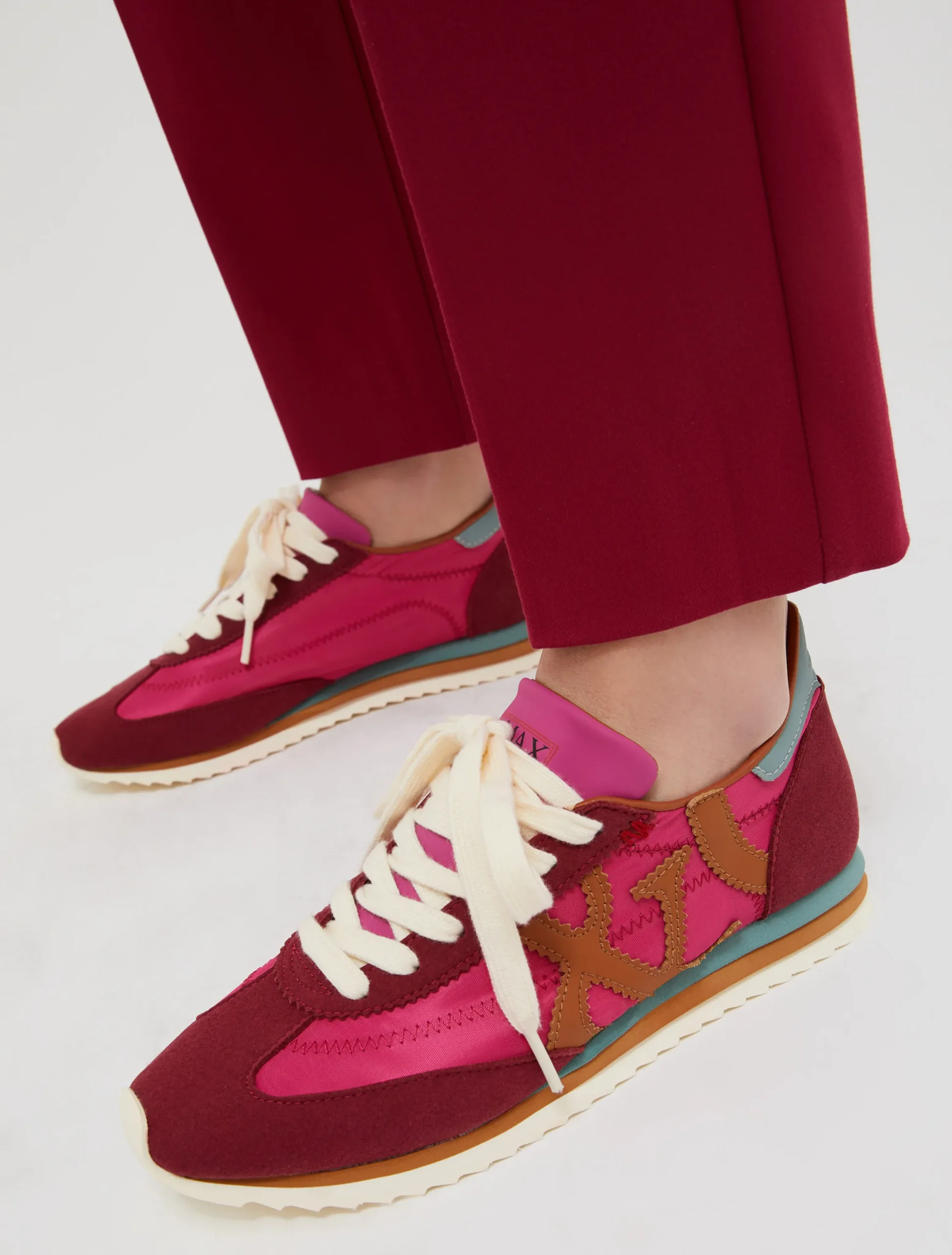 Ultra-light low-top trainers